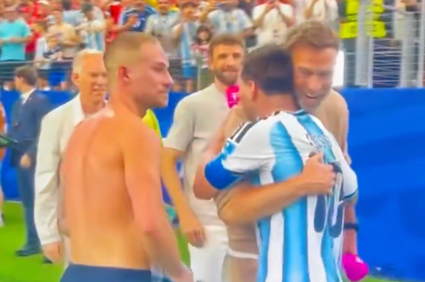 Alexis Mac Allister makes telling gesture to Jurgen Klopp on World Cup touchline