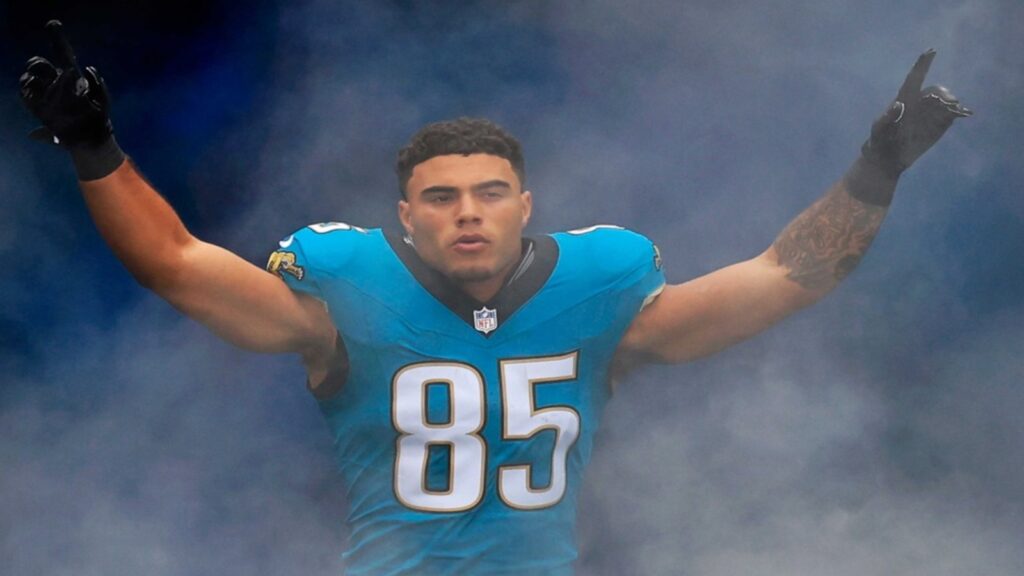 Jaguars, Brenton Strange, agree to a three-year contract extension
