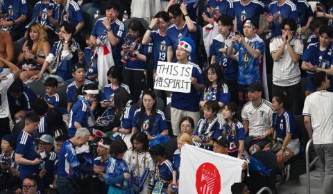 Japanese World Cup fans clean up stadium with NFL quarterback after team draws with the Netherlands