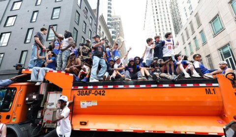 Knicks fans climb on police cars, sanitation trucks as countless others unable to get into jam-packed parade