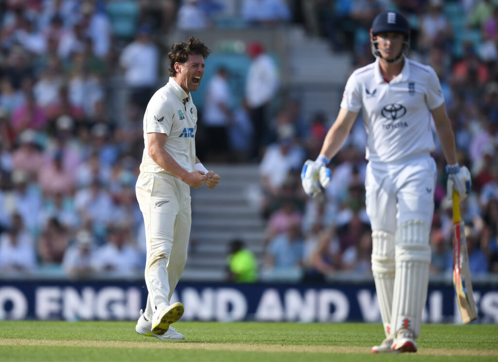 New Zealand surge with Phillips' century and Henry's wickets