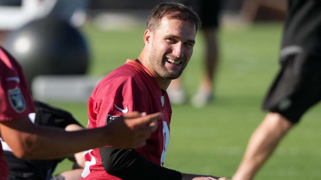 Raiders QB Kirk Cousins just made the perfect comparison to a depth player on the roster, and it only helps his value