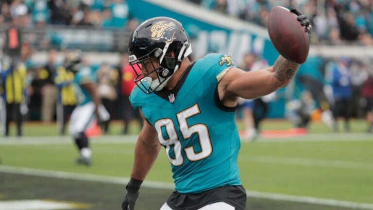 Reports: Jags agree on 3-year, $48M deal with TE Brenton Strange