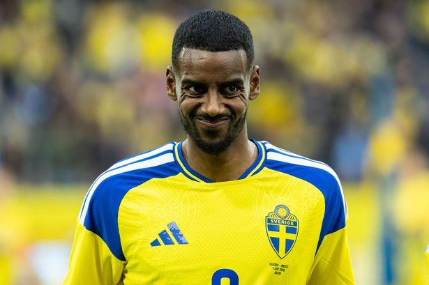 Robbie Fowler 'worried' about Alexander Isak as Liverpool faces World Cup problem