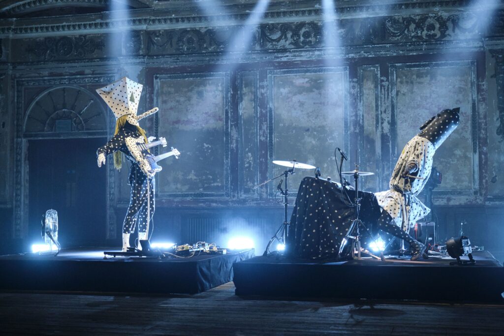 Watch Angine de Poitrine Perform “Fabienk” on Jools Holland