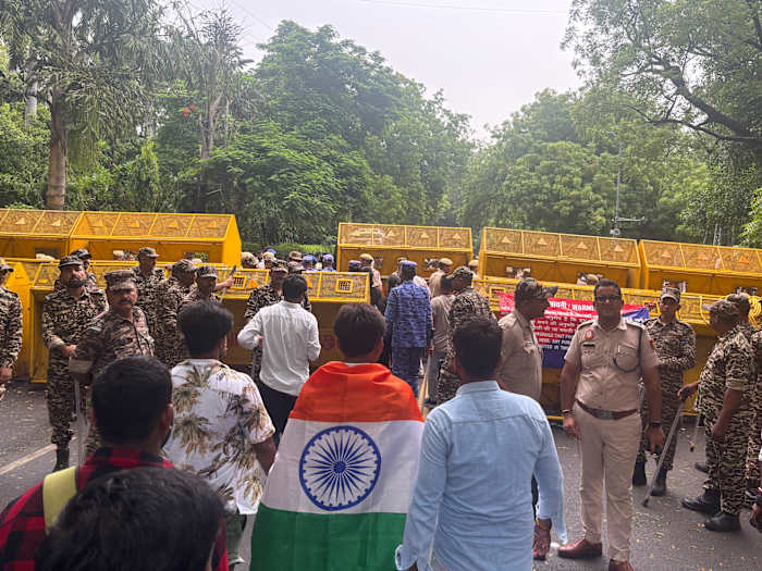 Police fire tear gas at India's Cockroach movement supporters as they attempt a march to Parliament