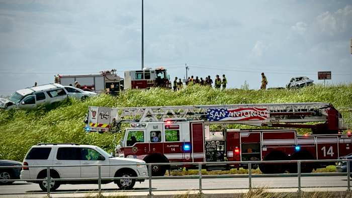 2 children ejected in U.S. 281 crash that closed northbound lanes for hours, police say