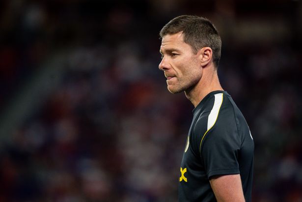 New Chelsea signing flies in as Xabi Alonso's six-man transfer decision heats up