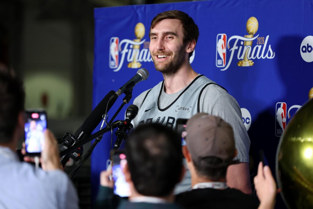 Open Thread: Luke Kornet stops to help a local motorist