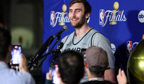 Open Thread: Luke Kornet stops to help a local motorist