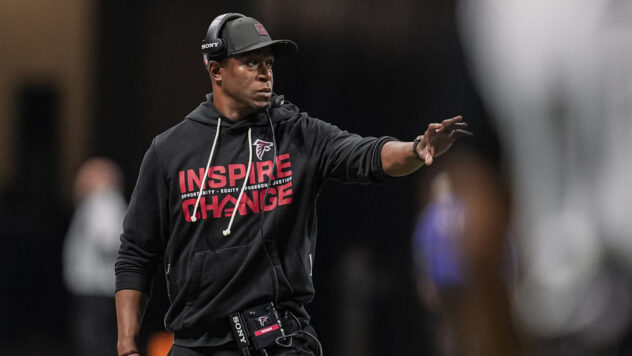 49ers’ Raheem Morris had an unusual mishap on the way to Australia game