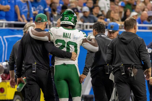 Breece Hall’s rough Jets day ends with in injury scare