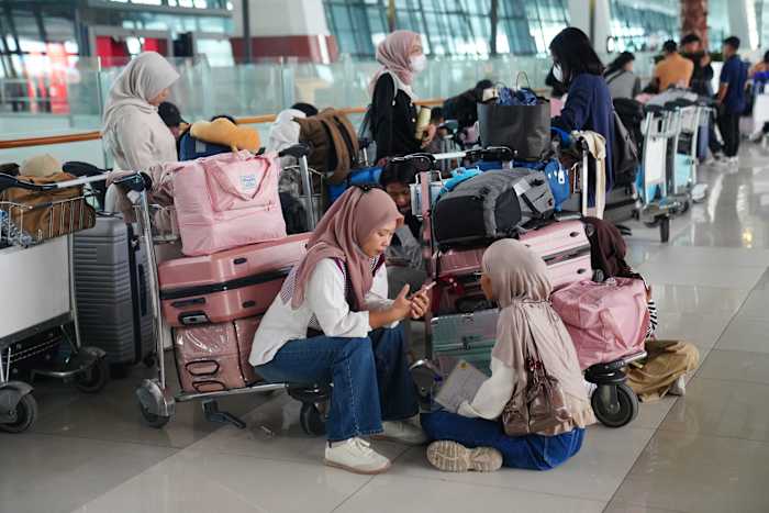 Flights to and from Indonesia’s capital resume after volcanic eruption forced a 2-day closure