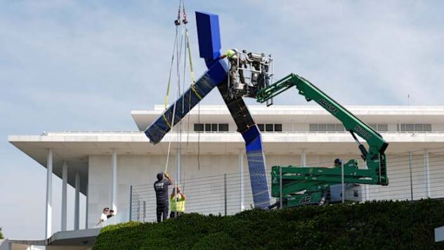 Kennedy Center disassembles Blue sculpture from its grounds