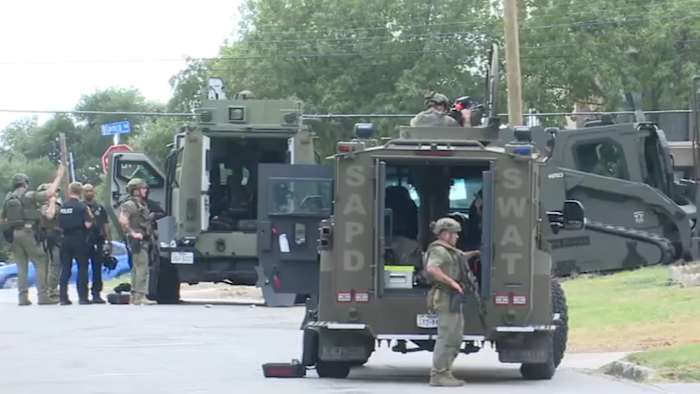 Man in custody after SWAT standoff at Beacon Hill home, SAPD says