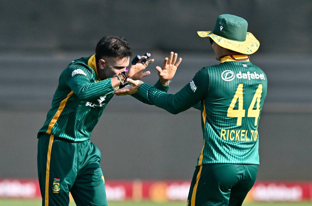 South Africa look to secure the early honours over Australia