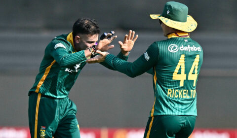 South Africa look to secure the early honours over Australia