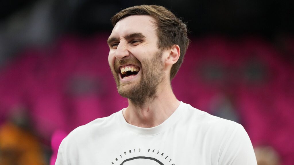Spurs' additions at center haven't yet changed Luke Kornet's importance