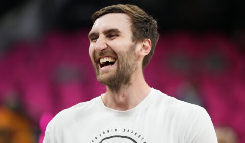 Spurs’ additions at center haven’t yet changed Luke Kornet’s importance