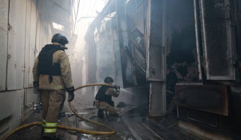 Strikes kill 4 in Ukraine after Moscow rejects German calls to de-escalate