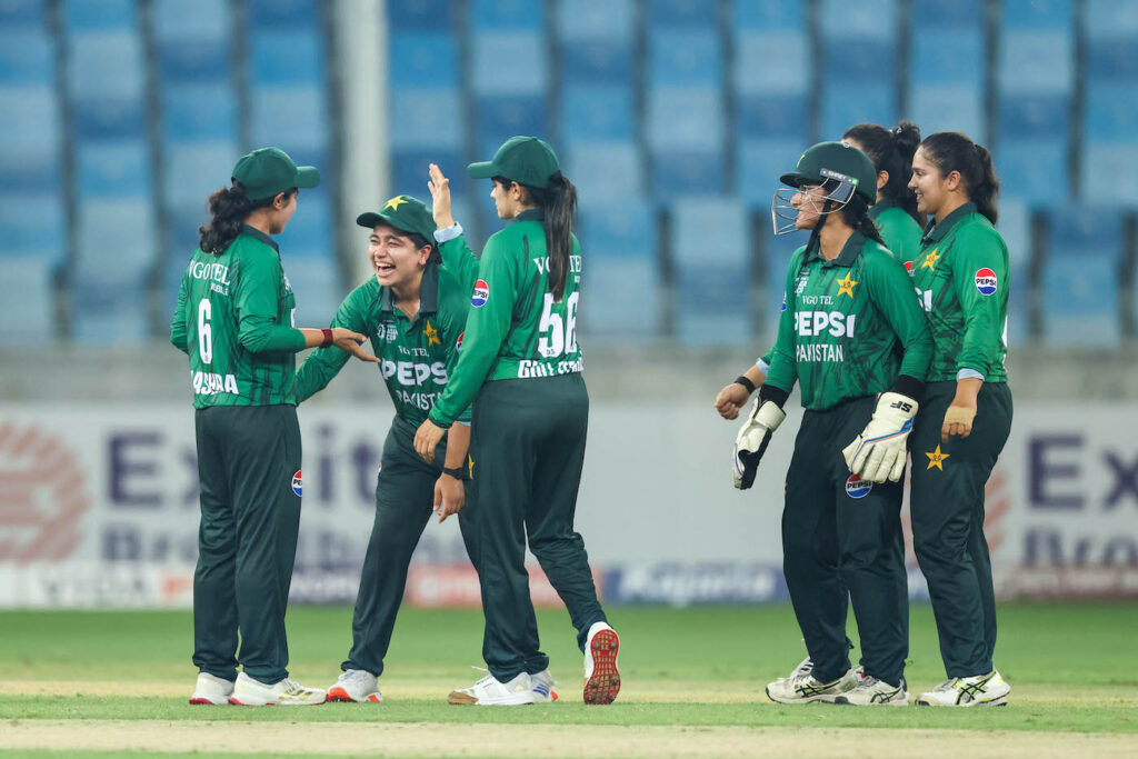 Unchanged Pakistan bat with a chance to seal semi-final spot
