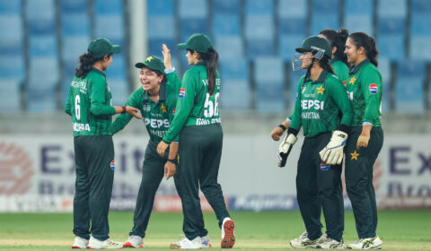Unchanged Pakistan bat with a chance to seal semi-final spot