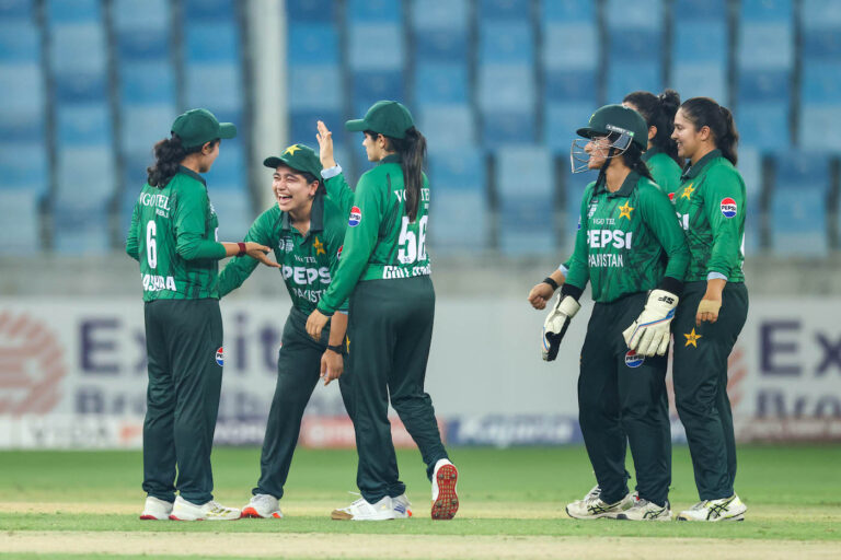 Unchanged Pakistan bat with a chance to seal semi-final spot