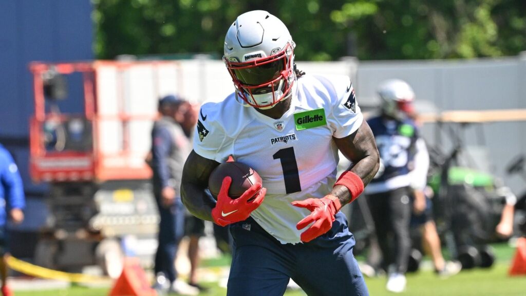 A.J. Brown injury update: Latest rumors, news on WR's status for Patriots in Week 6
