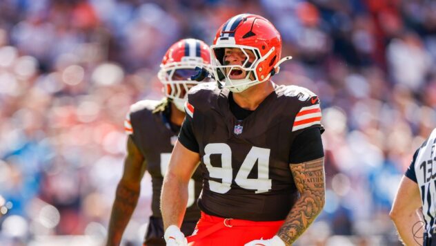 Browns' Mason Graham exits Steelers game with knee injury, will not return
