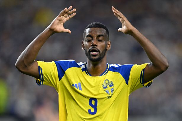 Ex-Liverpool star warns Andoni Iraola against 'taking chance' with Alexander Isak injury