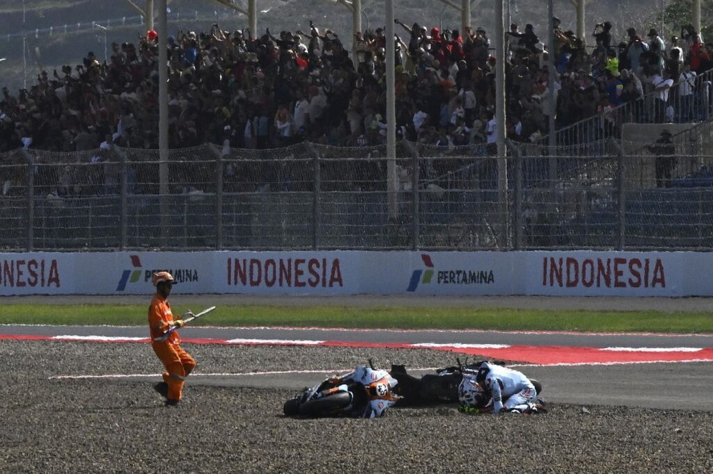 Fernandez slams "unprofessional" Bezzecchi after crash in Indonesian GP sprint