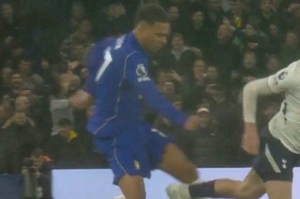Gary Neville calls out 'ludicrous' Chelsea star and demands Xabi Alonso action