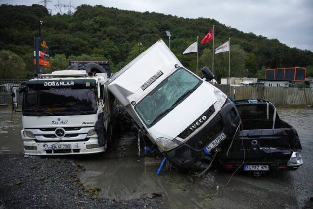 Heavy rain shuts down Istanbul, causing flooding and 3 deaths