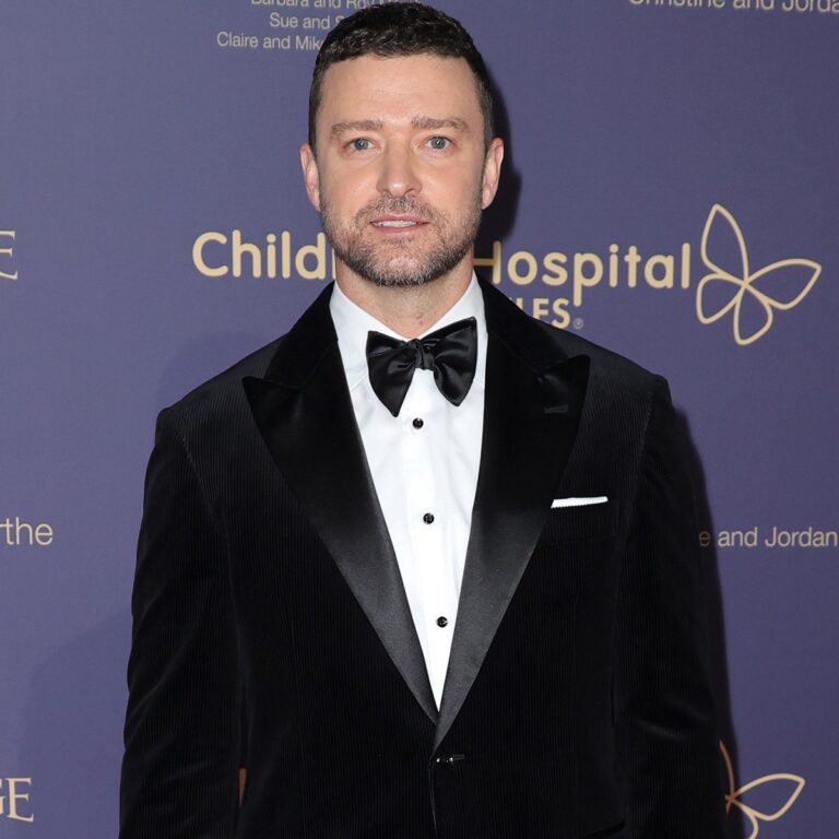 Justin Timberlake Reacts to Photo of Him Seemingly Kissing Man's Head