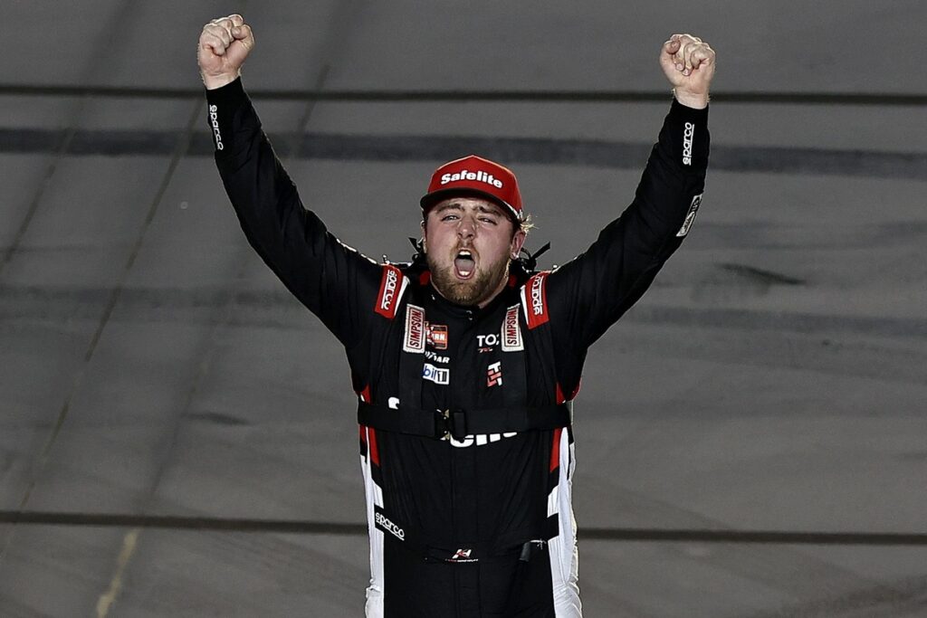 Kaden Honeycutt wins incident-free Phoenix NASCAR Truck race, extends points lead