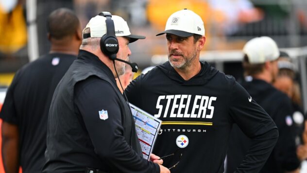 LOOK: Aaron Rodgers' heated exchange with Mike McCarthy caught on camera during Steelers-Browns