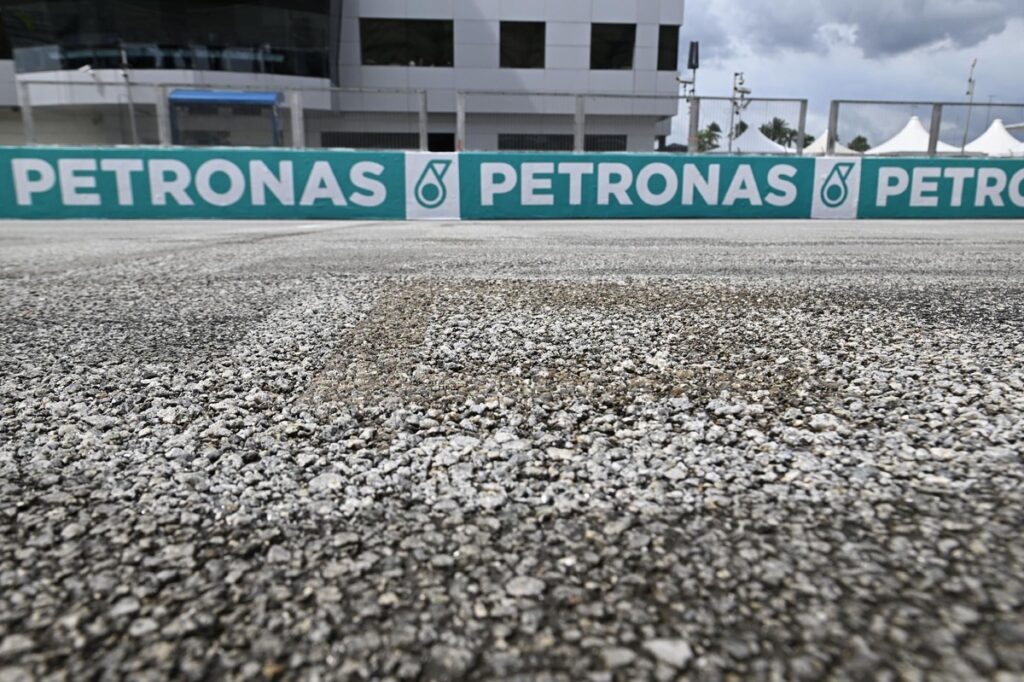 MotoGP riders critical of "motocross track" Sepang circuit surface