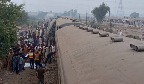 Passenger train derails in central Pakistan, killing at least 4 people and injuring 30
