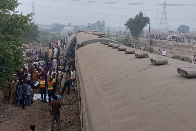 Passenger train derails in central Pakistan, killing at least 4 people and injuring 30