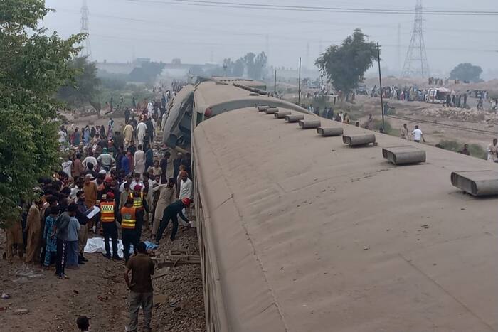 Passenger train derails in central Pakistan, killing at least 4 people and injuring 30