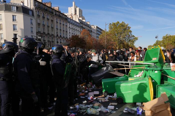 Protesting pupils blockade French high schools again, testing a weekslong movement