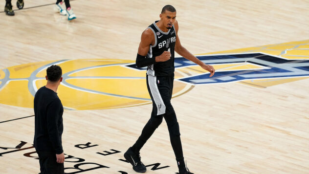 Ref asks for Victor Wembanyama’s help in odd moment during Spurs vs. Kings game