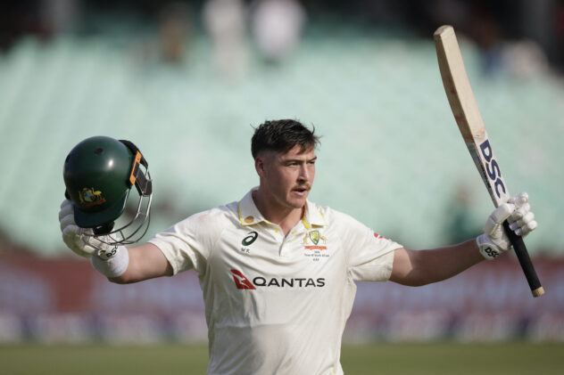Renshaw 190 lifts Australia to 390 before Hazlewood strikes