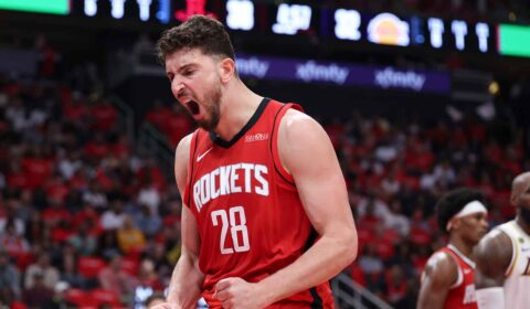 Rockets’ Alperen Sengun rattles the rim with insane slam dunk vs. Hawks