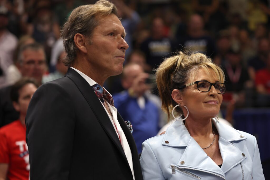 Sarah Palin asks for prayers for Rangers legend Ron Duguay as she shares bedside photo at hospital
