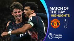 Solanke scores in added time as 10-man Spurs draw with Man Utd
