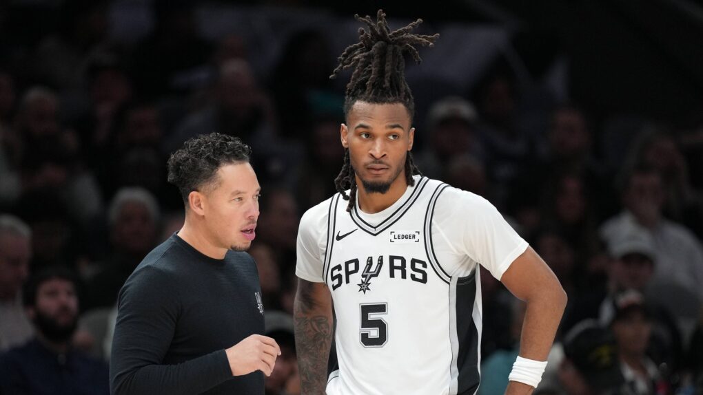 Spurs’ 3-point guard lineup hasn’t solved their big turnover problem yet
