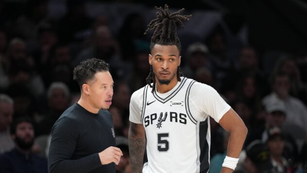 Spurs’ 3-point guard lineup hasn’t solved their big turnover problem yet