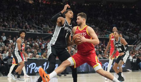 Spurs’ Victor Wembanyama gets crafty with behind-the-back reverse jam vs. Rockets