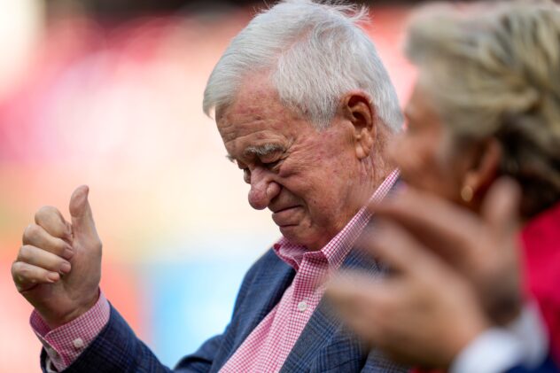 Why Bob Castellini needs to sell Cincinnati Reds | Williams